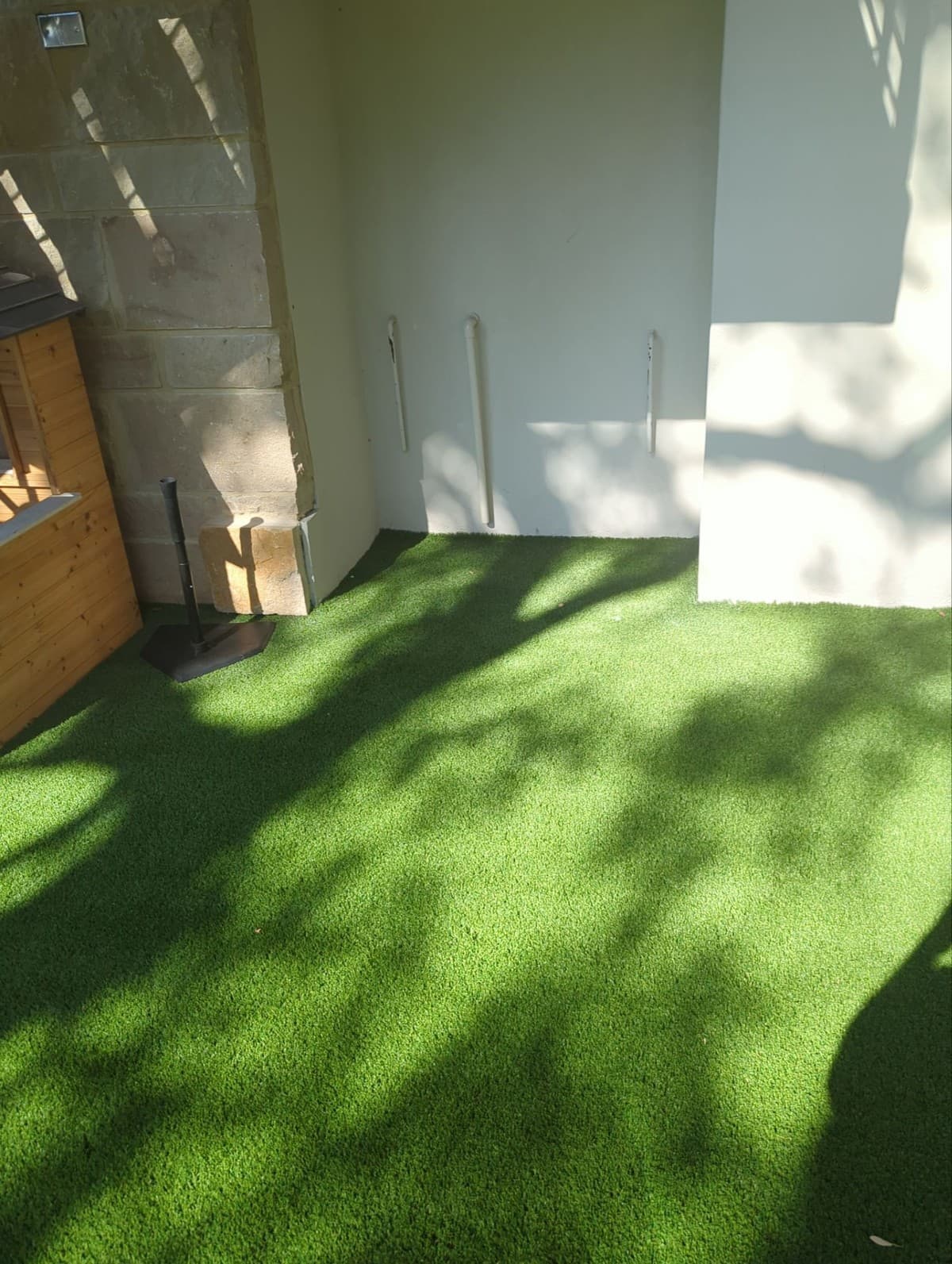 Artificial turf seam joint detail and infill material application for professional landscape installation