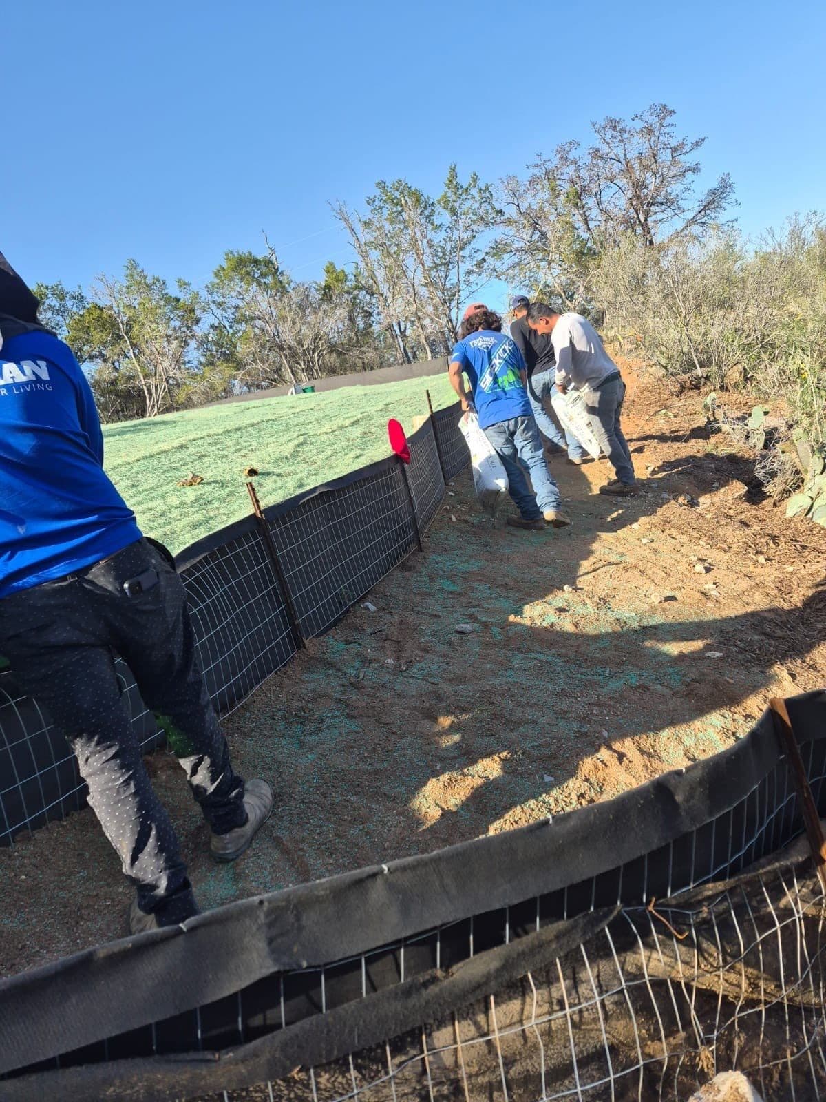 Spanish-language crew communication checklist and field card for bilingual landscape job site management