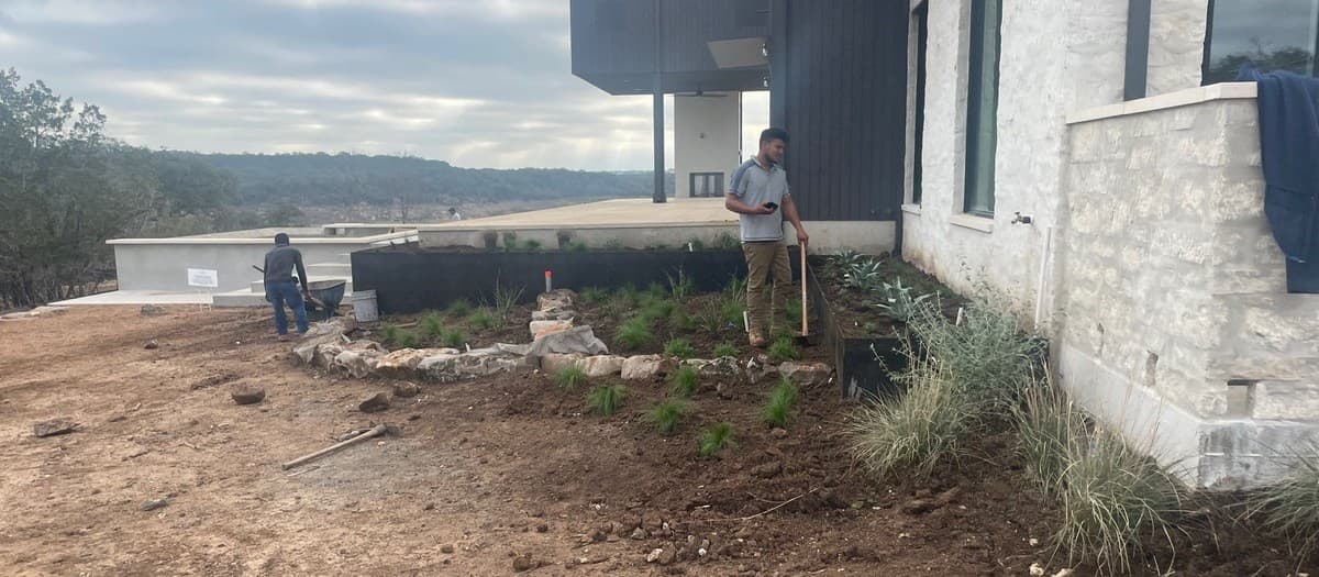 Field foreman vs crew lead roles in landscape construction — responsibilities, authority, and communication