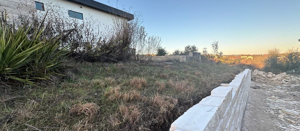 Geogrid retaining wall construction — when to use reinforcement, layer spacing, and backfill requirements