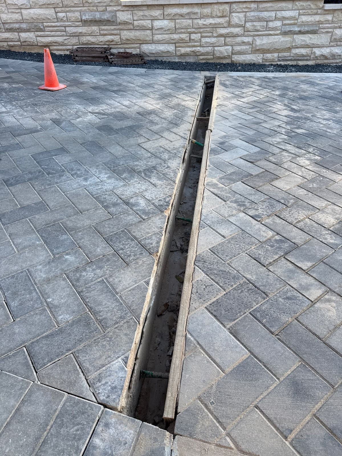 Landscape estimating software showing paver patio breakdown: excavation, base stone, sand, pavers, polymeric sand per SF